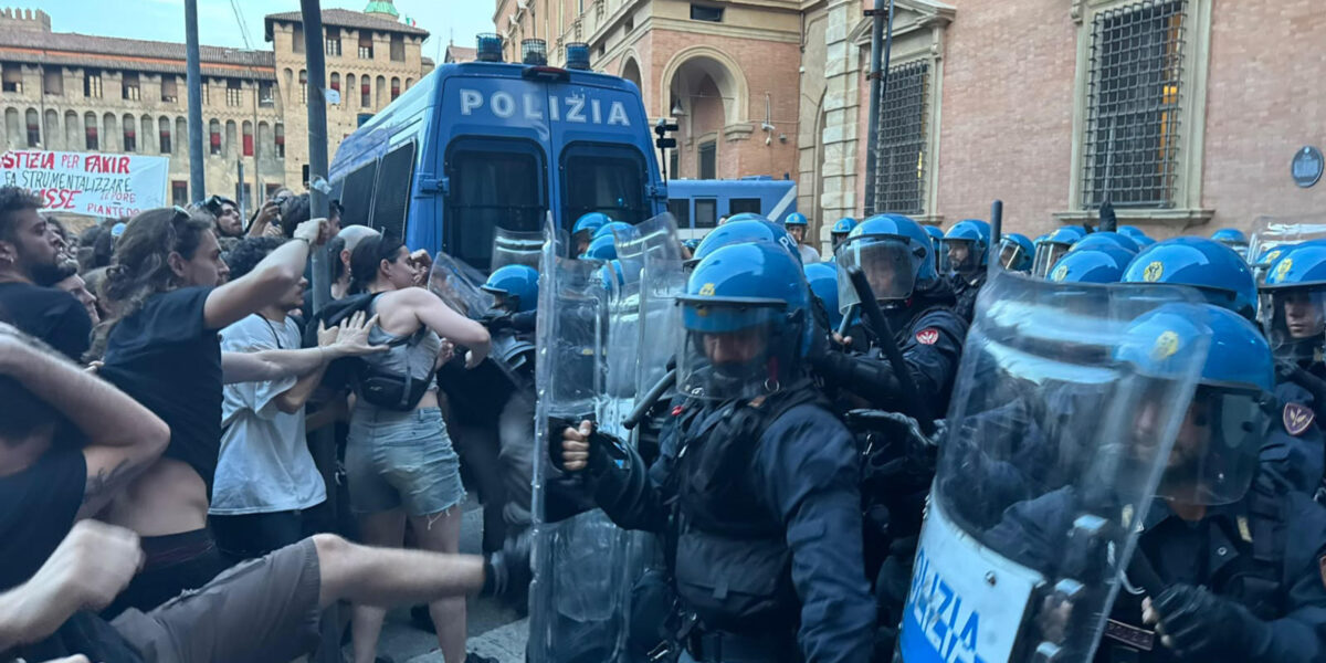 https://assets.gds.it/2026/07/Momenti-di-tensione-tra-manifestanti-e-polizia-a-Bologna_93861469-1200x600.jpg