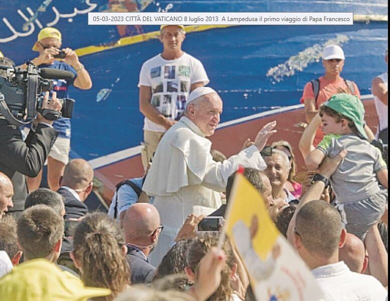 https://assets.gds.it/2026/07/Papa-Francesco-a-Lampedusa-con-sfondo-barcje-migranti-777x600.jpg