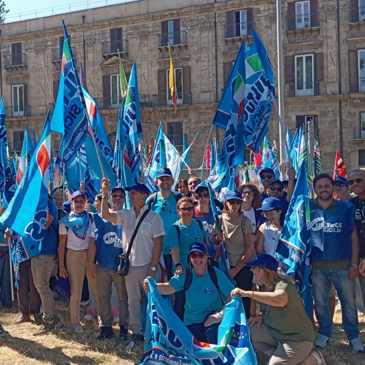 Palermo, protestano i lavoratori dei servizi ausiliari della sanit&agrave; siciliana