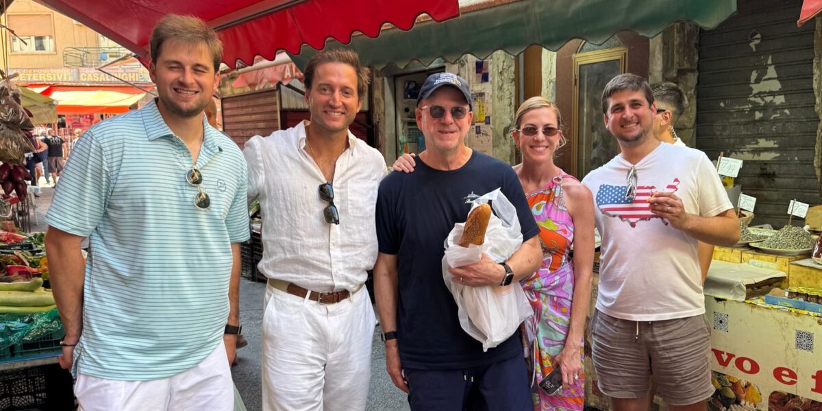https://assets.gds.it/2026/07/Tilman-Fertitta-al-mercato-di-Ballaro-1200x600.jpg