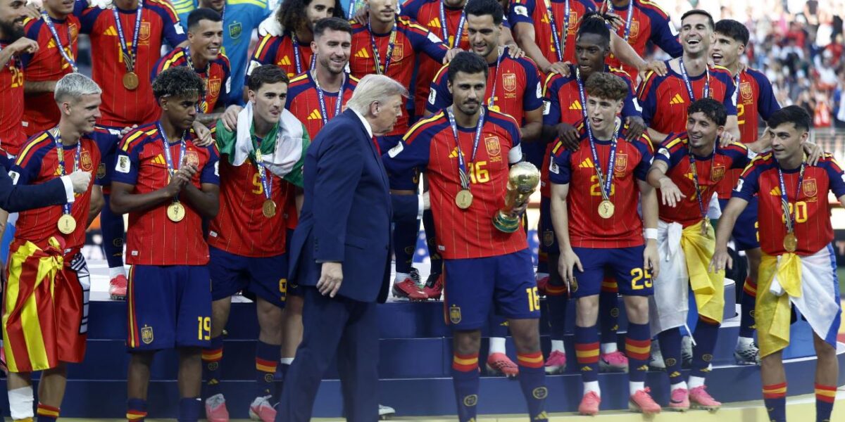https://assets.gds.it/2026/07/Trump-premia-la-Spagna-ai-Mondiali-di-Calcio-2026-1200x600.jpg