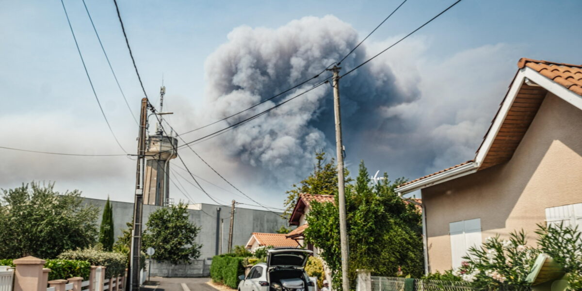 https://assets.gds.it/2026/07/Wildfires-on-Cap-Ferret-peninsula-trigger-tens-of-thousands-of-evacuations_93931038-1200x600.jpg