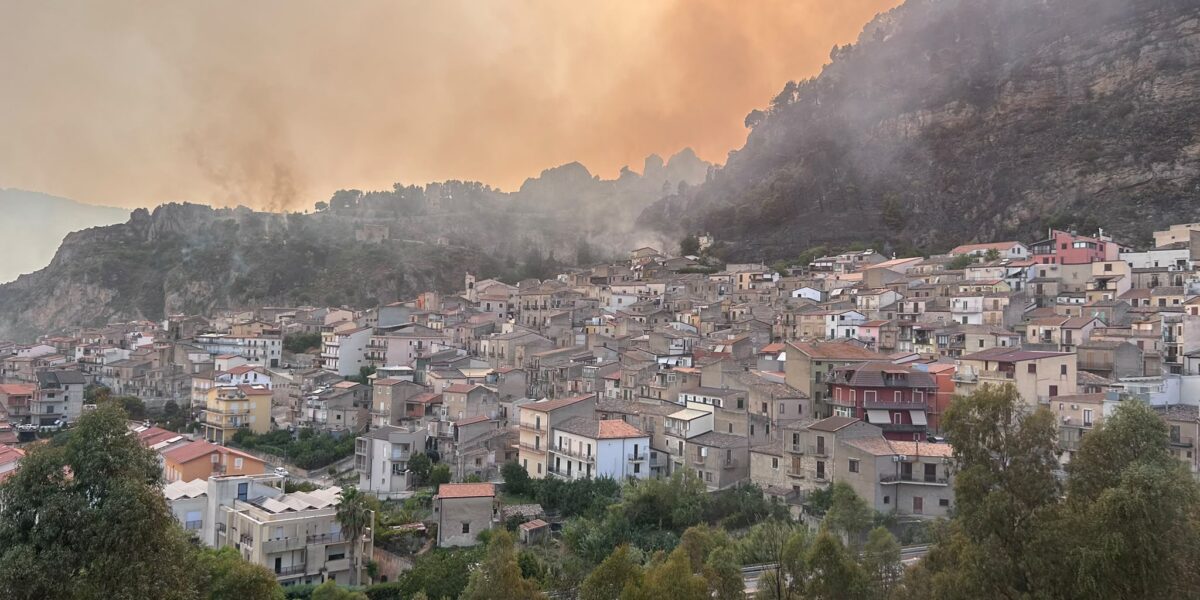 https://assets.gds.it/2026/07/castronovo-incendio-2-1200x600.jpeg