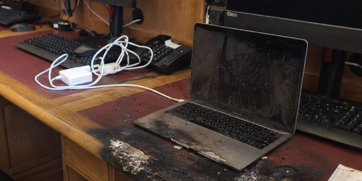 https://assets.gds.it/2026/07/computer-in-fiamme-sala-stampa-camera-deputati-1200x600.jpeg