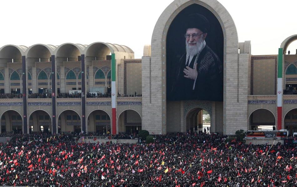 https://assets.gds.it/2026/07/funerali-Khamenei-950x600.jpg