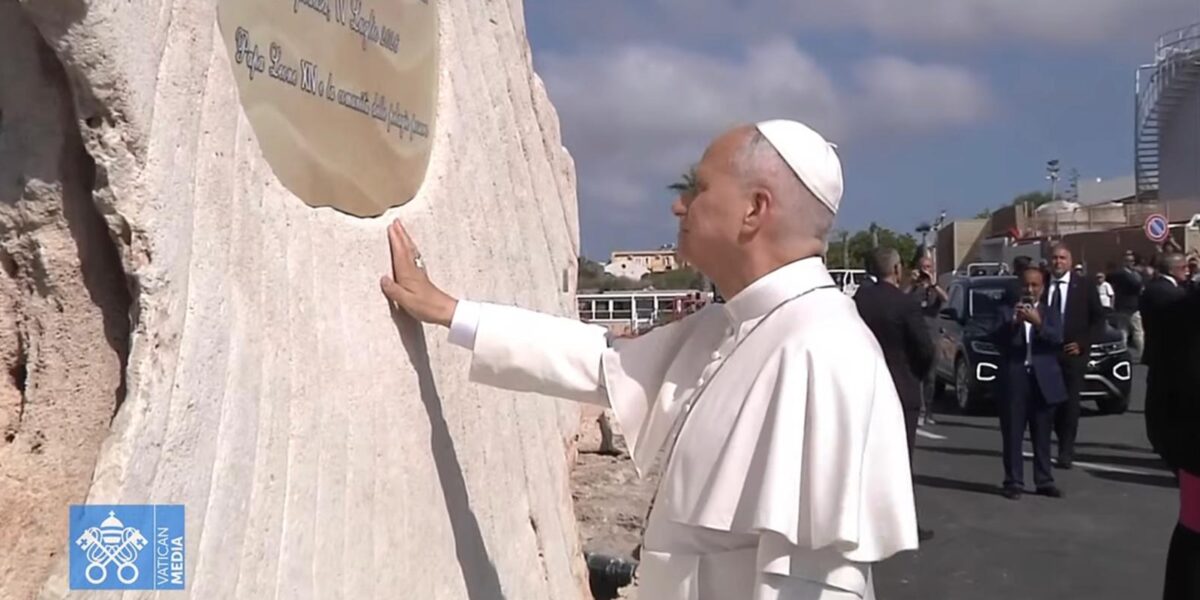 https://assets.gds.it/2026/07/il-papa-benedice-la-targa-che-intitola-ikl-molo-favaloro-a-papa-francesco-1200x600.jpeg