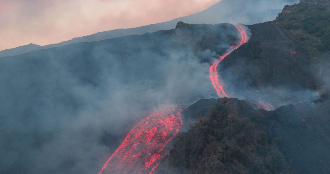https://assets.gds.it/2026/08/Cenere-Etna4-1139x600.jpg