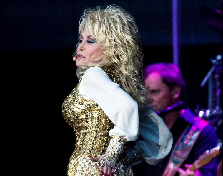 https://assets.gds.it/2026/08/Dolly-Parton-758x600.jpg