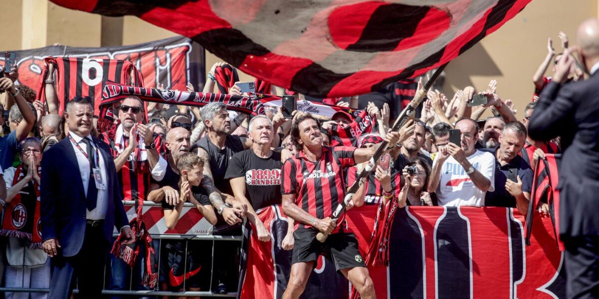 https://assets.gds.it/2026/08/Funerali-Baresi-i-tifosi-1200x600.jpg