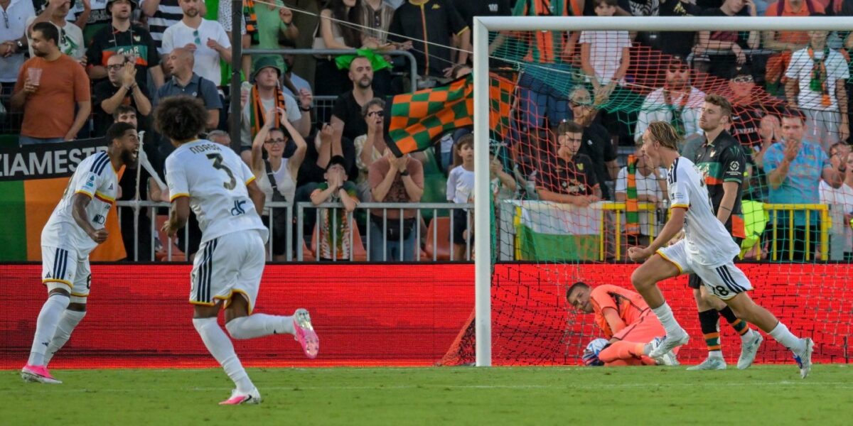 https://assets.gds.it/2026/08/Il-gol-del-Lecce-a-Venezia-1200x600.jpeg