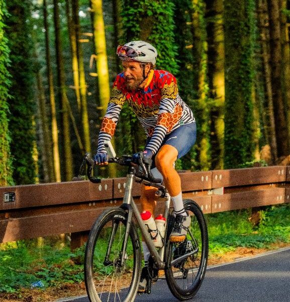 https://assets.gds.it/2026/08/Jovanotti-in-bicicletta-577x600.jpg