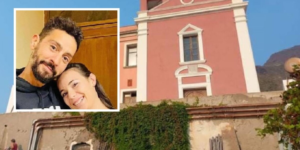 https://assets.gds.it/2026/08/La-sede-della-scuola-di-Ginostra-e-nel-riquadro-i-genitori-di-Aisha-lunica-allieva-1200x600-1788191513.jpg