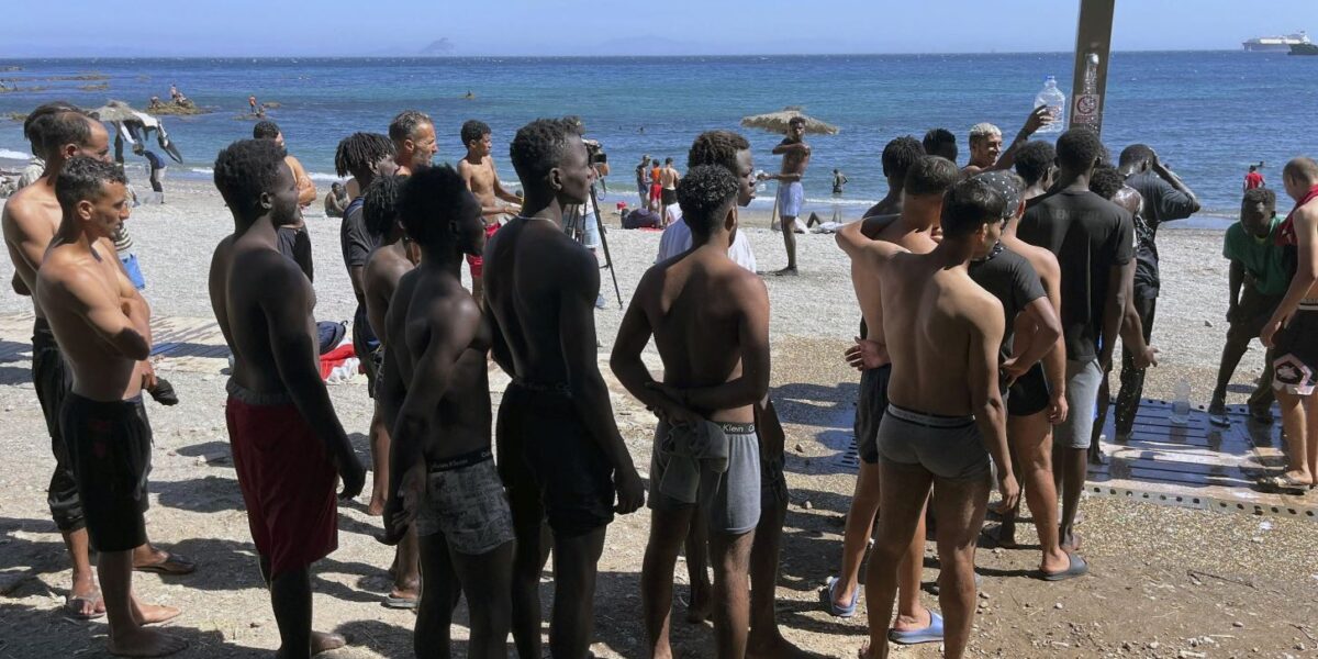 https://assets.gds.it/2026/08/Migranti-sulla-spiaggia-di-Ceuta-1200x600.jpg