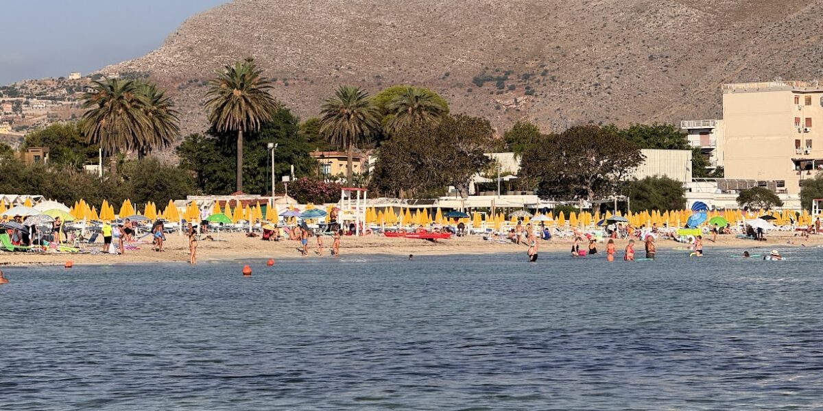 https://assets.gds.it/2026/08/mondello-01-foto-villino-1200x600.jpg