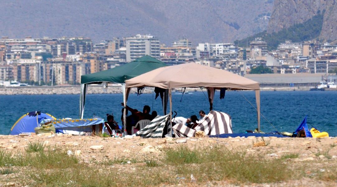 Palermo, gli irriducibili del Ferragosto all'assalto delle spiagge. Divieto di falò non ti conosco