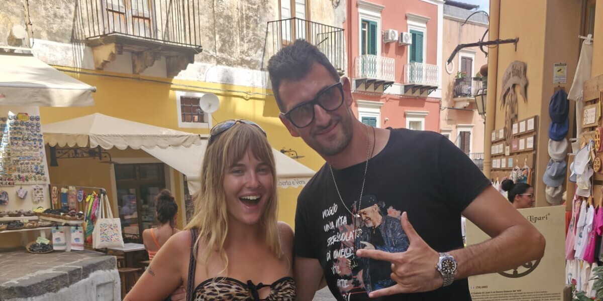 Vip alle Eolie, Victoria dei Maneskin conquista Lipari: la bassista e dj avvistata a Marina Corta