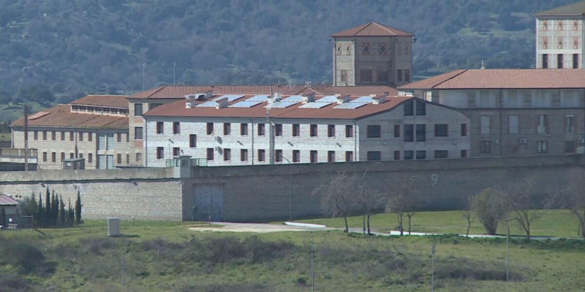 https://assets.gds.it/2026/09/Il-carcere-di-Bad-e-Carros-in-Sardegna-1200x600.jpg