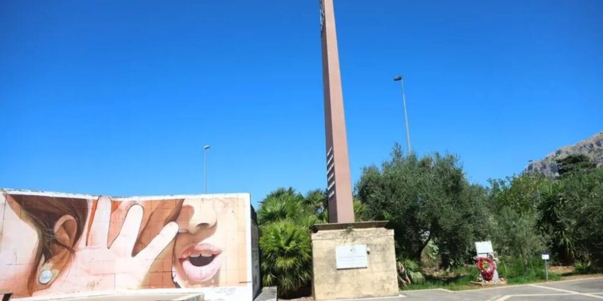 https://assets.gds.it/2026/10/Omaggio-della-Reggina-a-Capaci-985x600-1-1200x600.jpg