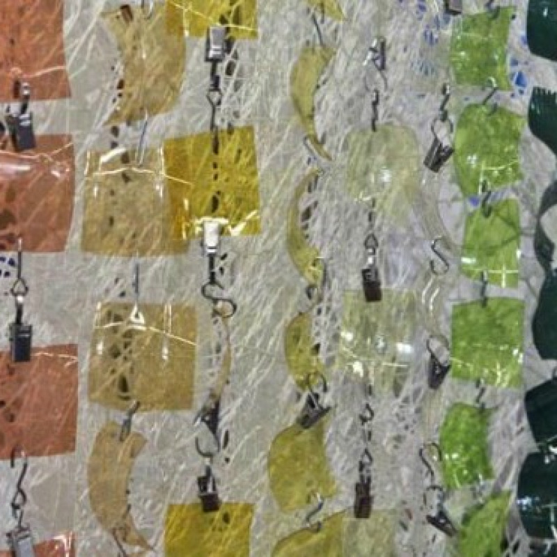Arredare riciclando la plastica Tende fai-da-te con le bottiglie - Giornale  di Sicilia